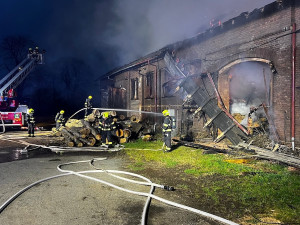 VIDEO: V Praze 8 vzplála stodola. Škoda je tři miliony