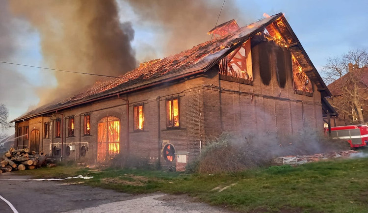 VIDEO: V Praze 8 vzplála stodola. Škoda je tři miliony