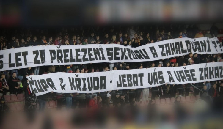 Sparta deklasovala Slovácko. Fanoušci zaházeli trávník světlicemi a protestovali