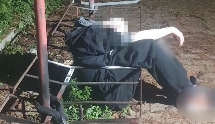 VIDEO: Opilý mladík se zasekl v klepači, museli ho vyprostit hasiči