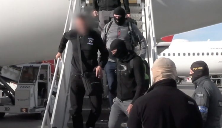 VIDEO: Odsouzený muž je po jedenácti letech na útěku konečně v pražském vězení