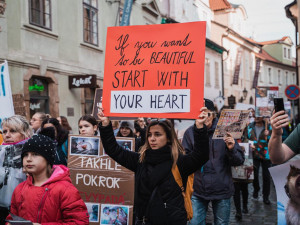 VIDEO: Účastníci průvodu Prahou protestovali proti pokusům na zvířatech