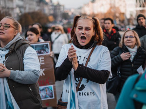 VIDEO: Účastníci průvodu Prahou protestovali proti pokusům na zvířatech