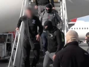 VIDEO: Odsouzený muž je po jedenácti letech na útěku konečně v pražském vězení