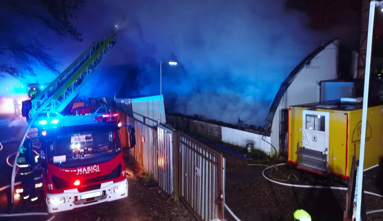 VIDEO: V Praze 4 hořel sklad kulis. Plameny poničily i sousední garáže