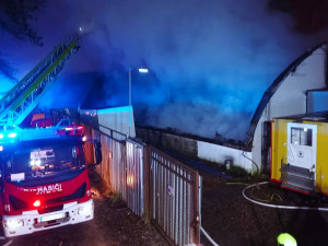 VIDEO: V Praze 4 hořel sklad kulis. Plameny poničily i sousední garáže