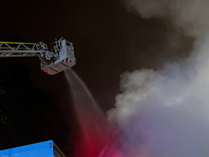 VIDEO: V Praze 4 hořel sklad kulis. Plameny poničily i sousední garáže