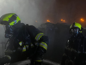 VIDEO: V Praze 4 hořel sklad kulis. Plameny poničily i sousední garáže
