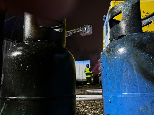 VIDEO: V Praze 4 hořel sklad kulis. Plameny poničily i sousední garáže