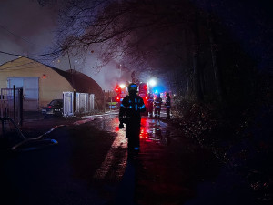 VIDEO: V Praze 4 hořel sklad kulis. Plameny poničily i sousední garáže