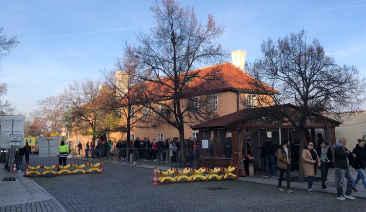 U kontrol se někdy tvoří dlouhé fronty.