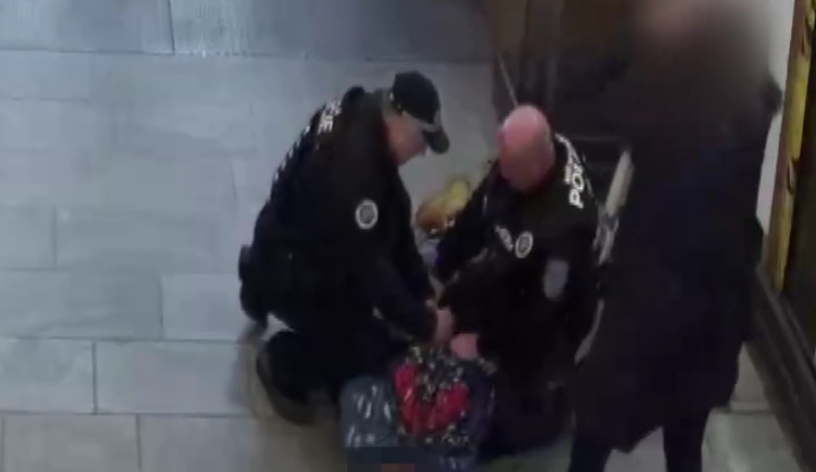 VIDEO: Zloděj v metru vytrhl ženě telefon. Daleko s ním neutekl