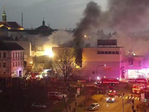 VIDEO: U Prahy vzplálo obchodní centrum, zranili se tři lidé