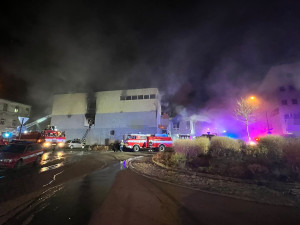 VIDEO: U Prahy vzplálo obchodní centrum, zranili se tři lidé