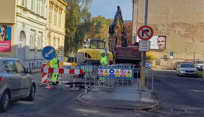 Oprava plynovodu v ulici 5. května v Jablonci se protáhne do prosince. Pokračovat bude příští rok