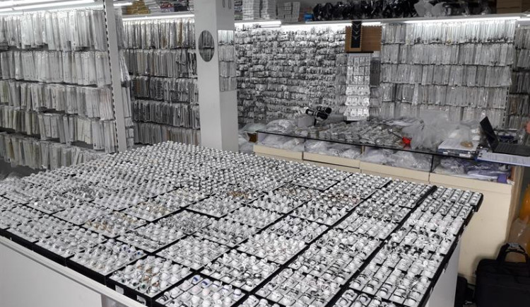 VIDEO: Pražští celníci zabavili v Sapě padělky šperků, elektroniky a hraček za téměř devadesát milionů