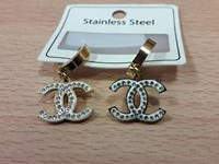 VIDEO: Pražští celníci zabavili v Sapě padělky šperků, elektroniky a hraček za téměř devadesát milionů