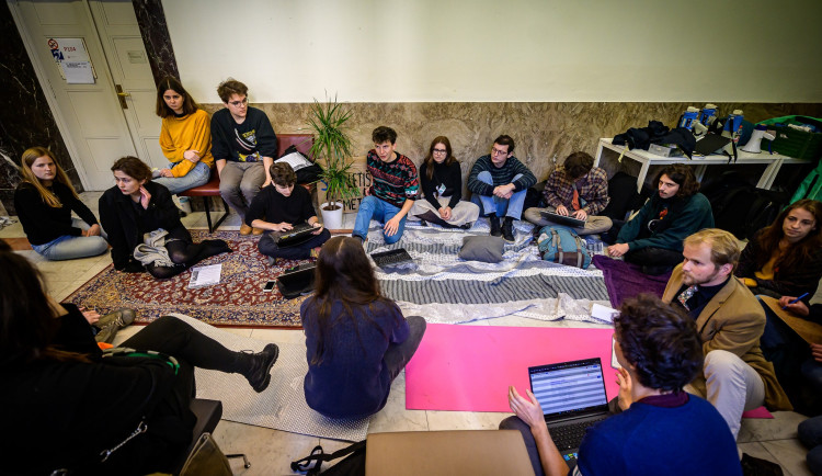 Stávkující studenti spí na chodbách fakult. Výuku nenarušujeme, říkají
