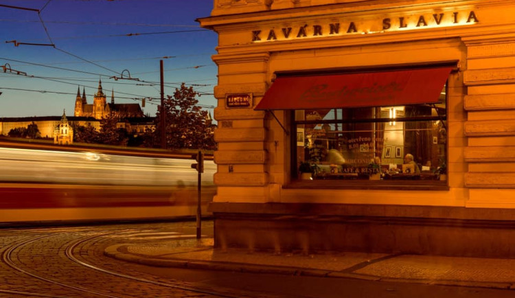 Kavárna Slavia vešla do dějin jako útočiště velkých umělců a místo, kde se psaly dějiny