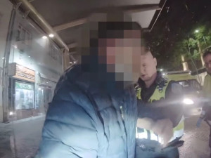 VIDEO: Zabijte mě, křičel opilý muž v Praze 5 na záchranáře a strážníky