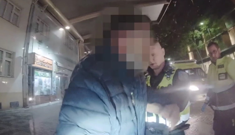 Muže museli držet, aby si neublížil.