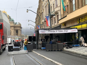 VIDEO: Národní se probouzí do sváteční atmosféry. Babiš tam byl mezi prvními