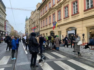 VIDEO: Národní se probouzí do sváteční atmosféry. Babiš tam byl mezi prvními