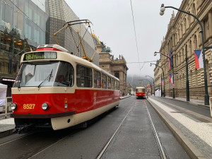 VIDEO: Národní se probouzí do sváteční atmosféry. Babiš tam byl mezi prvními