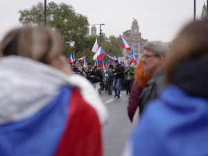 VIDEO: Prahou šli lidé protestovat k České televizi, dovnitř se nedostali