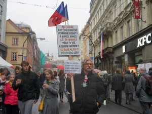 FOTOGALERIE: Davy lidí, déšť a záplava svíček. Podívejte se na Národní