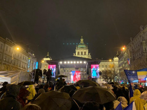 VIDEO: Na Václavském náměstí začal Koncert pro budoucnost, zahrají i Pussy Riot