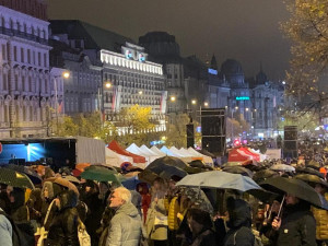 VIDEO: Na Václavském náměstí začal Koncert pro budoucnost, zahrají i Pussy Riot