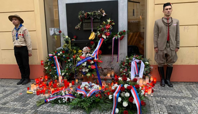 VIDEO: Národní se probouzí do sváteční atmosféry. Babiš tam byl mezi prvními