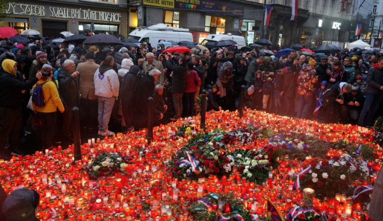 FOTOGALERIE: Davy lidí, déšť a záplava svíček. Podívejte se na Národní