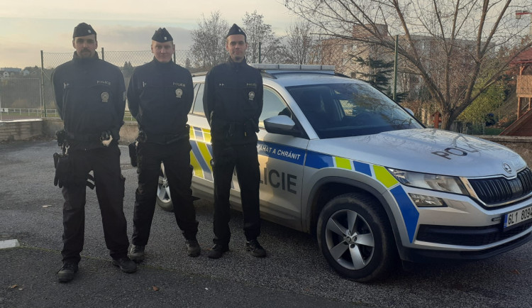 Žena chtěla spáchat sebevraždu skokem z viaduktu. Výpravčí ji s policisty stáhl zpět