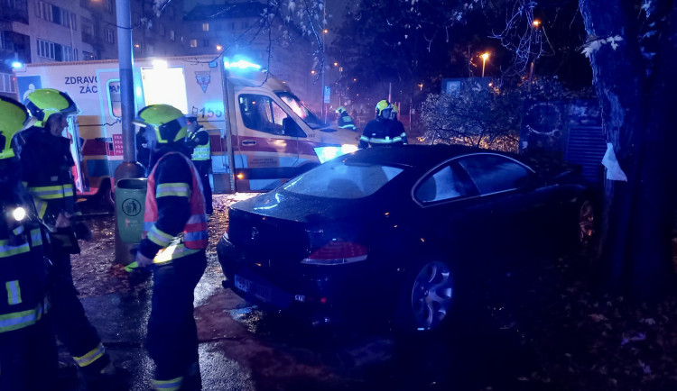 V Praze 3 srazil řidič v autě dvě ženy. Vjel na chodník