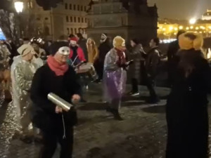 VIDEO: Prahou prošel průvod připomínající, že řada Ukrajinců se stále nemůže vrátit domů