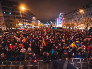 VIDEO: Na Václavské náměstí dorazilo podle organizátorů devadesát tisíc lidí