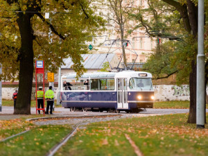 Prahou projede průvod tramvají. Účastní se moderní i historické vozy