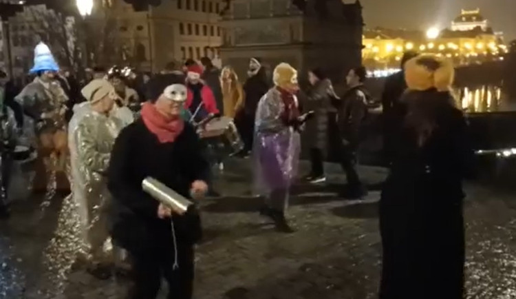 VIDEO: Prahou prošel průvod připomínající, že řada Ukrajinců se stále nemůže vrátit domů