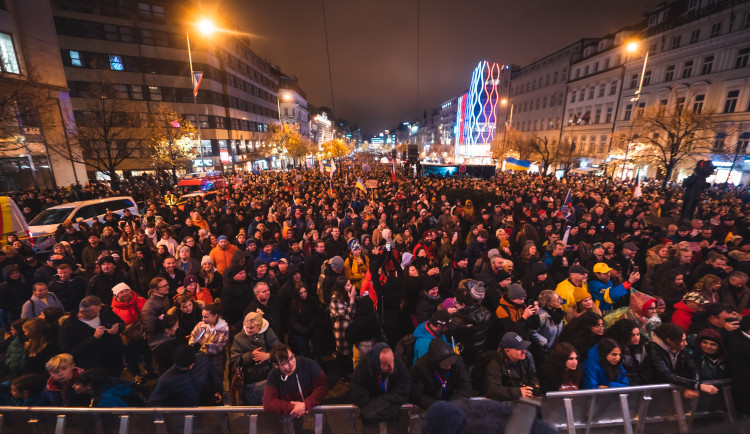 VIDEO: Na Václavské náměstí dorazilo podle organizátorů devadesát tisíc lidí