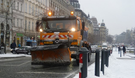 Sníh zkomplikoval dopravu, autobusy se zasekly v kopcích
