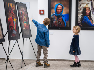 Nová pražská výstava představuje digitalizovanou Slovanskou epopej i fotografie z cest po světě