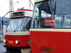 Kultovní tramvaje slaví narozeniny, Prahou projel jejich průvod