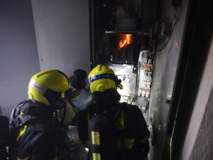 VIDEO: V Praze 3 hořela trafostanice, tramvaje nejezdily asi hodinu