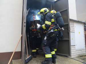 VIDEO: V Praze 3 hořela trafostanice, tramvaje nejezdily asi hodinu