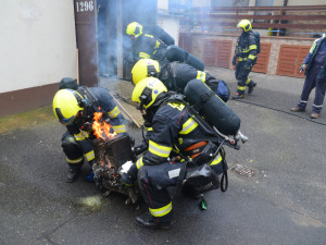 VIDEO: V Praze 3 hořela trafostanice, tramvaje nejezdily asi hodinu