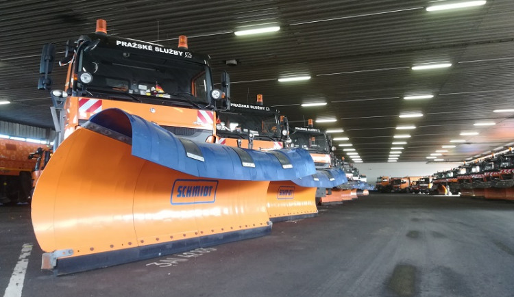 Silničáři v Praze se aktuálně zaměřují na čištění vozovek a úklid jejich