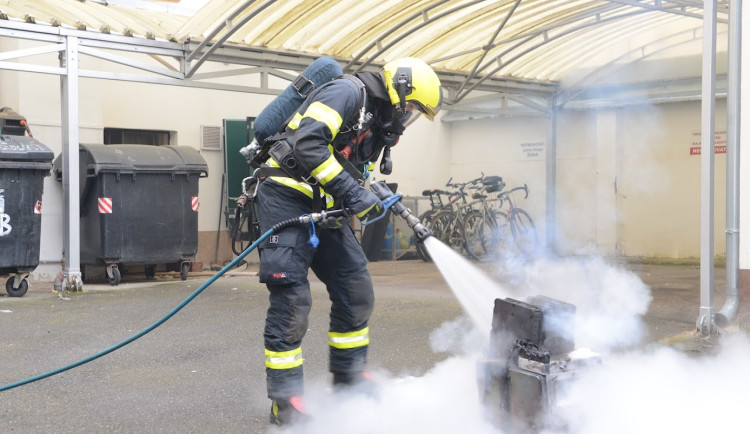 V Praze 3 hořela trafostanice, tramvaje nejezdily asi hodinu