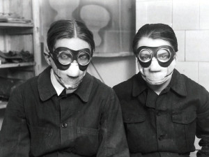 Malíři Štyrský a Toyen v maskách při práci s "Deka" barvami, 1929